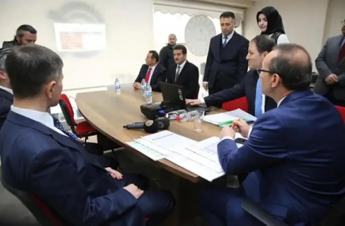 Vali Yavuz, Eğitimde Başarı ve Kaliteyi Artırma Çalışmalarını Yerinde İnceledi