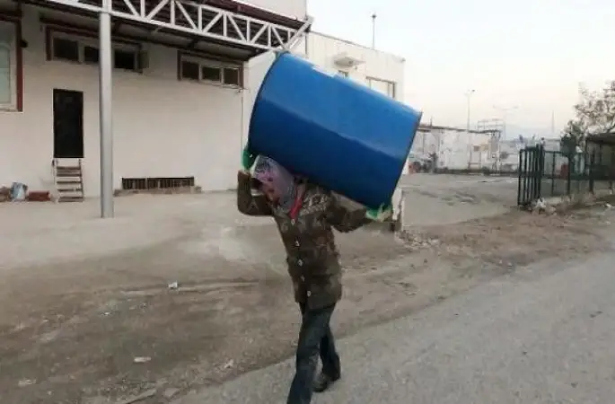 Hurda Toplayarak Geçinen 2 Çocuk Annesine Yardım Eli Uzandı