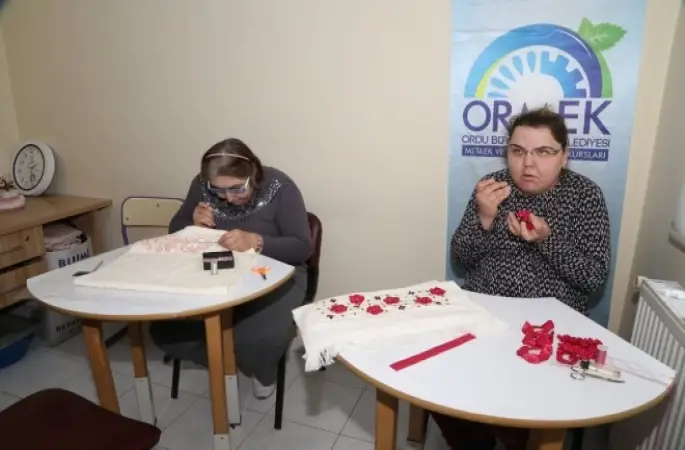 Engelli Gençlerin El Emekleri Gelire Dönüşüyor