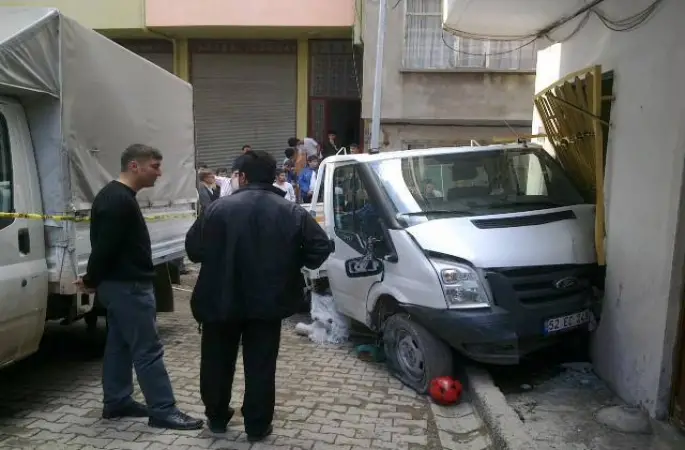 Kamyonet 3 Yaşındaki Çocuğu Ezdi