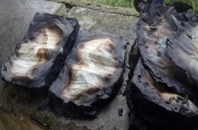 Cami yangınında Kur an-ı Kerim in ayet kısımları yanmadı