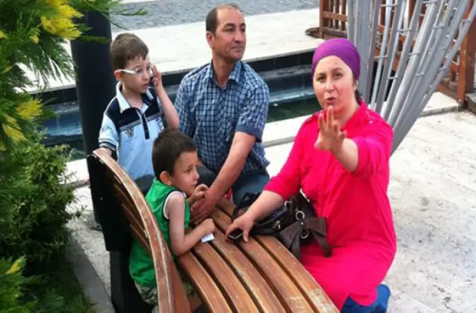 Parktaki Banka Sıkışan Çocuğu Polis Kurtardı