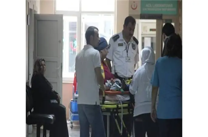 7  Yaşındaki Çocuk İkinci Kattan Aracın Üstüne Düştü