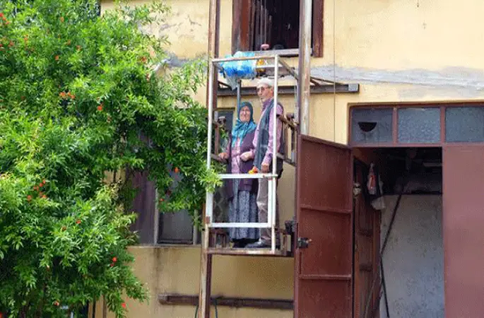 Eşi için eve asansör yaptı