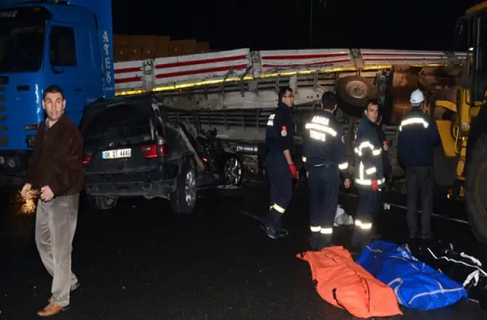 TIR’ın altına giren cip 3 kişiye mezar oldu