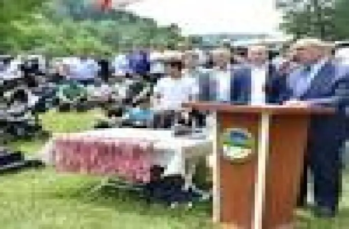 AK Parti Ordu Milletvekili Adayı Opr. Dr. Şenel Yediyıldız, Ramazan Bayramı münasebetiyle, Altınordu ilçesinde bayram namazı kılarak vatandaşlar ile bayramlaştı,...