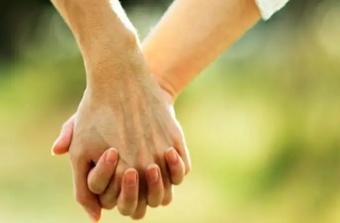 El ele tutuşmak doğum acısını azaltıyor