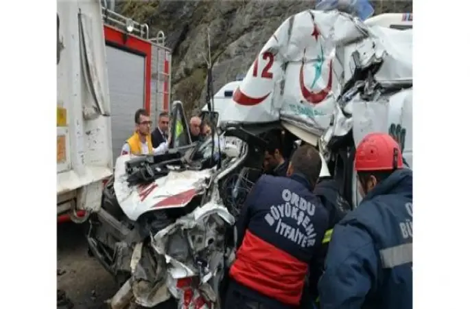 Ambulans yol süpürme aracına çarptı: 1 ölü, 3 yaralı
