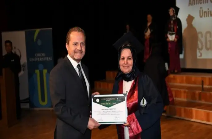 Anne Üniversitesinden Mezun Olmanın Sevincini Yaşadılar