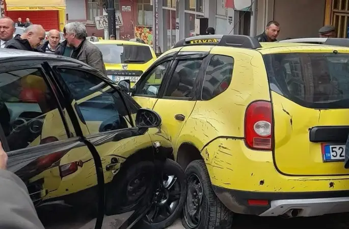 Aybastı’da Freni Boşalan Araç 2 Araca Çarparak Durabildi