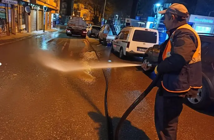 Aybastı'da Sokakların Temizliği Gece Gündüz Sürüyor