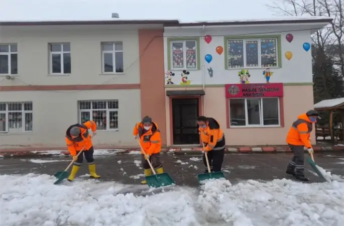 Okul bahçeleri̇ öğrenci̇ler i̇çi̇n temi̇zlendi̇.