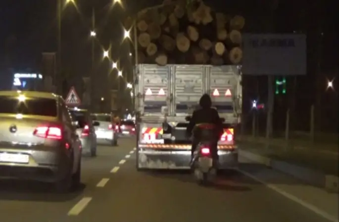 Odun Yüklü Kamyonun Arkasında Ölüme Meydan Okudu