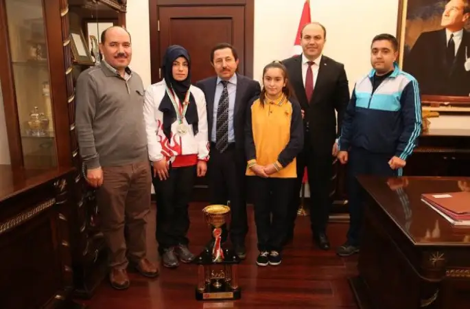 Balkanlıoğlu, Başarılı Sporcuları Ödüllendirdi