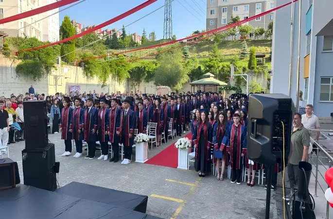 Başöğretmen Anadolu Lisesi'nde Mezuniyet Coşkusu
