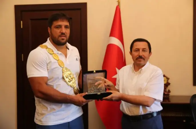 Başpehlivan Kara'nın Adı Spor Salonuna Verildi