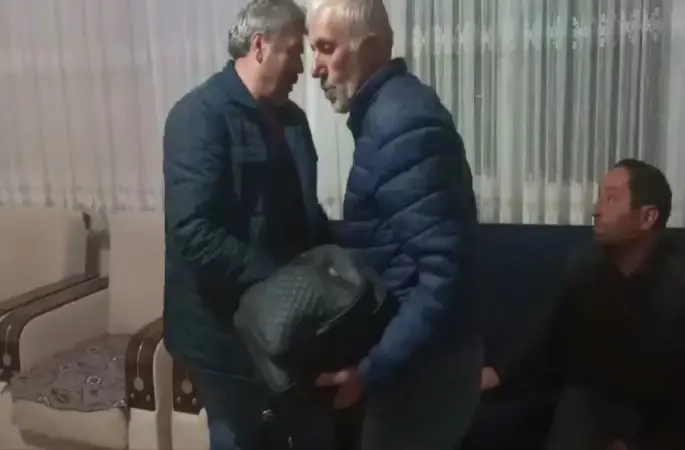 Belediye Çalışanı, Düşen Çantayı Sahibine Ulaştırdı