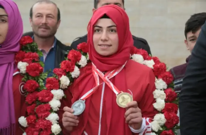 Bilek Güreşinde Avrupa Şampiyonu Olan Bağ Çiçeklerle Karşılandı