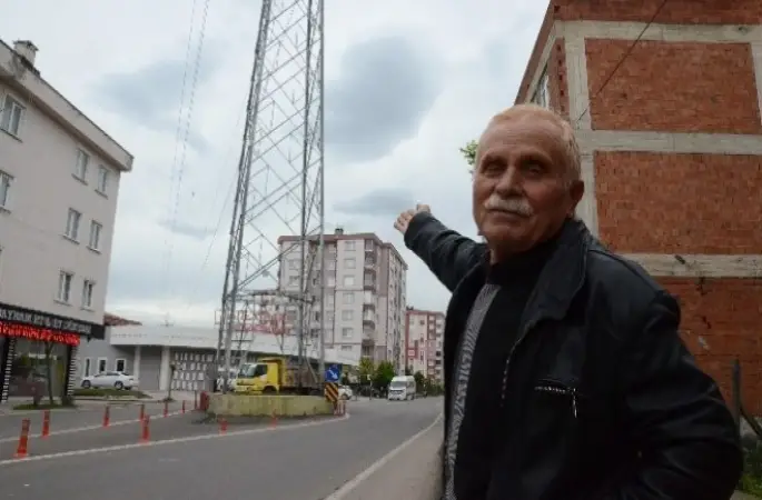 Yolun ortasındaki yüksek gerilim hattı direği şaşırtıyor