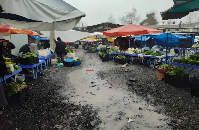 Çarşamba Pazarı’nda Yağmur Çilesi: Esnaf ve Köylüler Mağdur