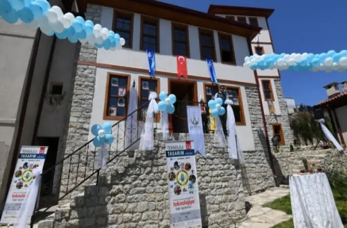 Çocuklar Tarihi Binada Sanatla Buluşuyor