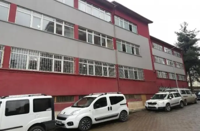 Lisenin Tuvalet Penceresinden Düşen Kız Öğrenci Yaralandı