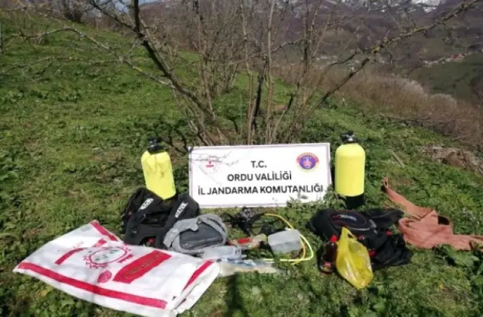 Ordu'nun Aybastı ilçesinde izinsiz define kazısı yapan 8 kişi yakalandı.