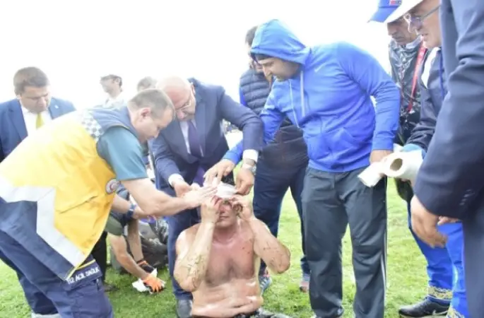 Yaralının yardımına vekil adayı koştu AK Parti Ordu Milletvekili Adayı Şenel Yediyıldız, konuşmasını