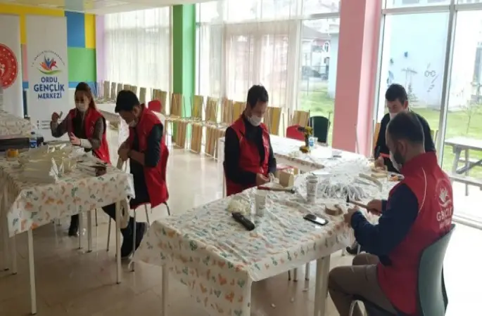 Gençlik Merkezleri Koruyucu Maske Üretiyor