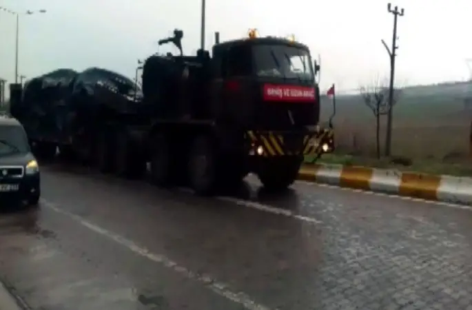 Sınıra Askeri Araç Sevkiyatı Sürüyor