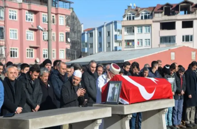 Evinde Ölü Bulunan Polis Toprağa Verildi