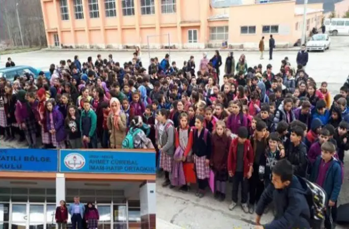 Küçük öğrencilerden Afrin’e maddi destek.