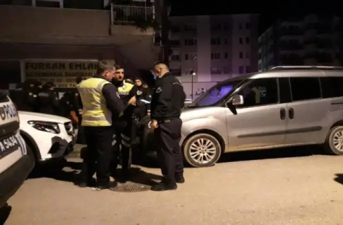 Alkollü Sürücü, Otomobiliyle Polis Aracına Çarptı: 2 Polis Yaralı