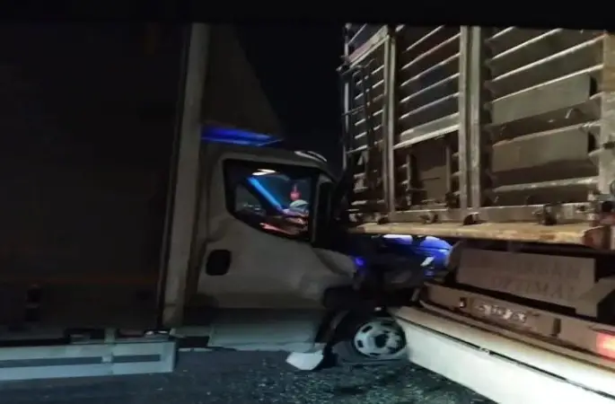 Fatsa’da Kamyonet Tıra Çarptı: 1 Yaralı