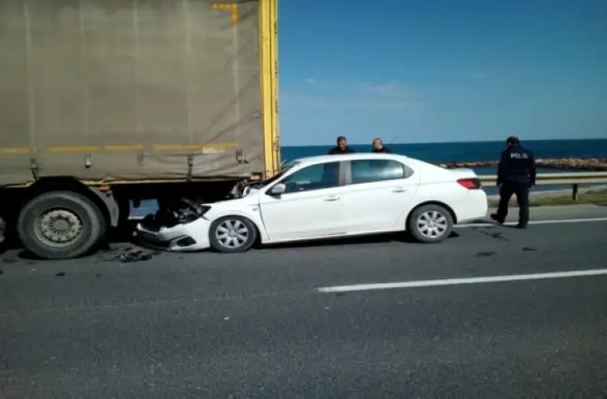 Otomobil Tırın Altına Girdi: 1 Yaralı