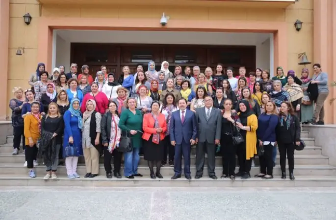 Fransa'da yaşayan Türk ailelerden oluşan bir grup, Vali İrfan Balkanlıoğlu'nu ziyaret etti.