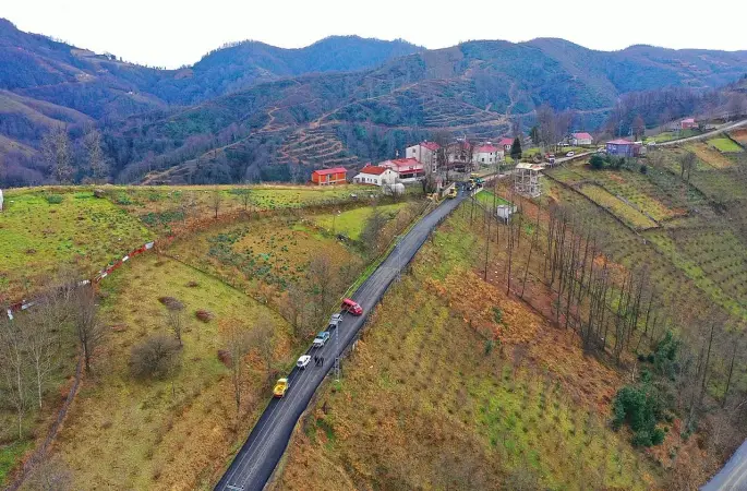 Gürgentepe'de Şirinköy-Alaseher yoluna sıcak asfalt