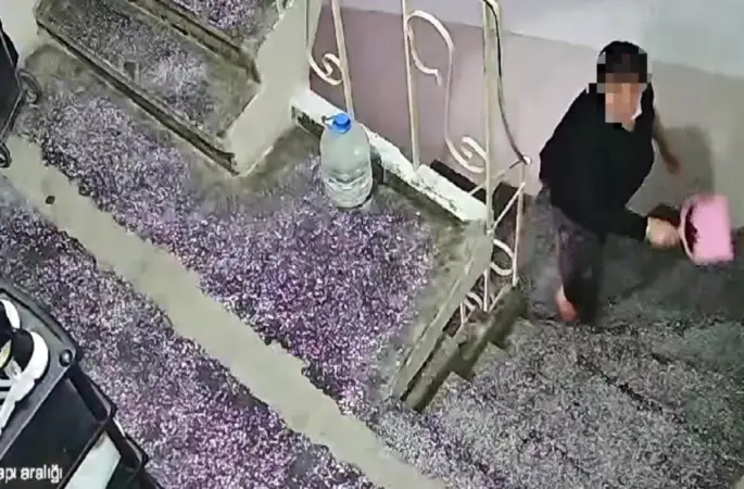 ''Gürültü yapıyorsun'' deyip evindeki bütün çöpleri komşusunun kapısına bırakıyor