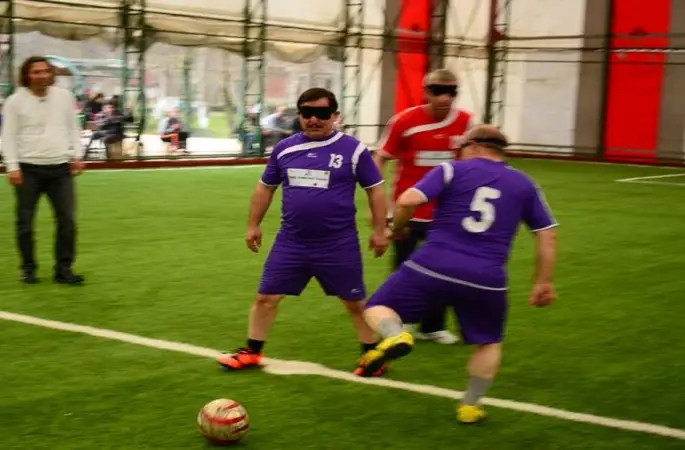 BAŞKAN GÖZLERİNİ BAĞLAYIP GÖRME ENGELLİLER İLE SAHAYA ÇIKTI