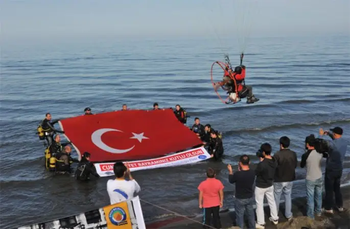 Semada Paraşüt, Denizde Türk Bayrağı