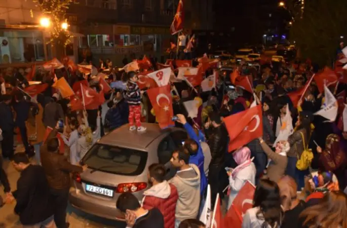 Halk Oylamasının Sonuçları Kutlanıyor