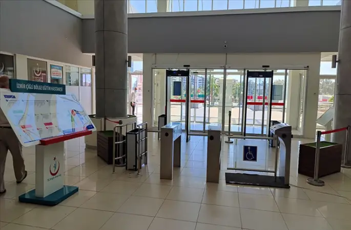 Hastane girişlerine metal kapı dedektörleri kuruluyor.