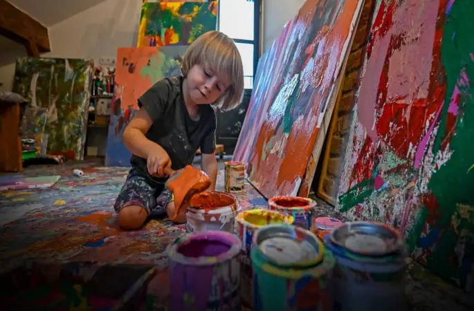 Herkes tablosunu almak için sıraya girdi! 'Küçük Picasso' yaptığı tabloyu dudak uçuklatan fiyata sattı