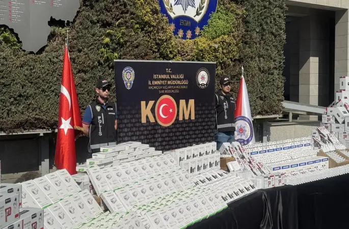 İstanbul'da 100 binden fazla kaçak cep telefon aksesuarı ele geçirildi