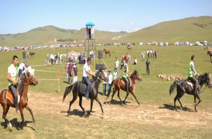 Kümbette At Yarışları Heyecanı Yaşandı