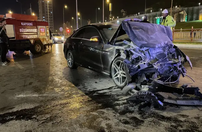 Kayseri'de kaza yapan otomobil yandı: 4 yaralı