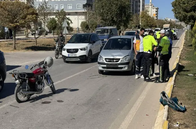 Kilis'te otomobille motosikletin çarpıştığı kazada 2 kişi yaralandı