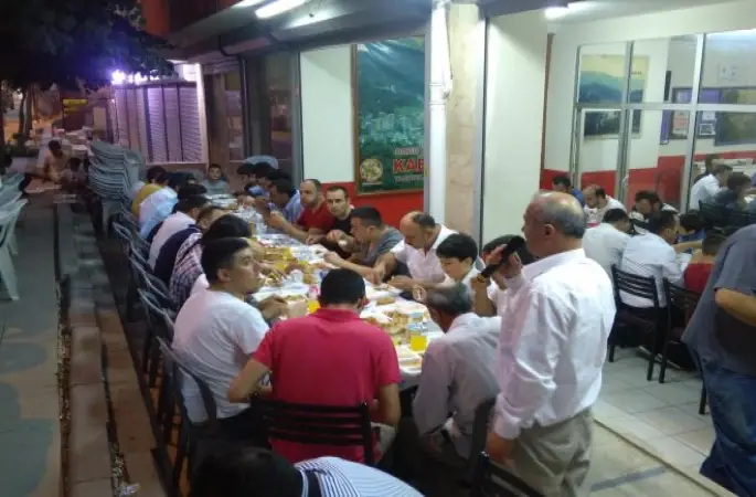Kiraç kabataşlılar derneği iftar düzenledi