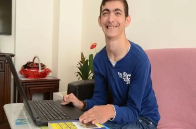 Kitabını Tutkunu Olduğu Takımın Taraftarlarına İmzaladı