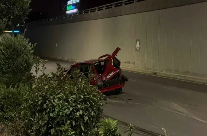 Kontrolden çıkan otomobil orta refüje çarptı: 1 ölü, 4 yaralı